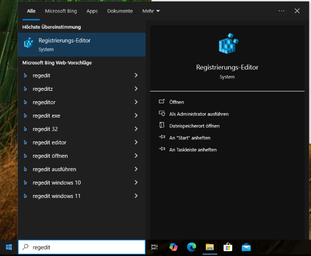 Ein Screenshot vom Windows Startmenü, bei dem in die Suchfunktion bereits der Begriff regedit eingegeben wurde